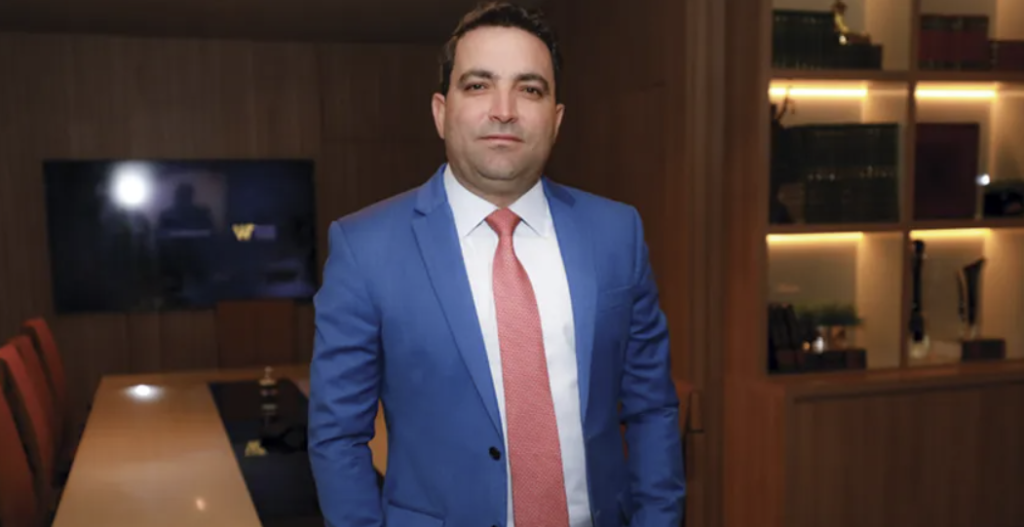 INSS: PF acha foto de advogado em piscina com parlamentares