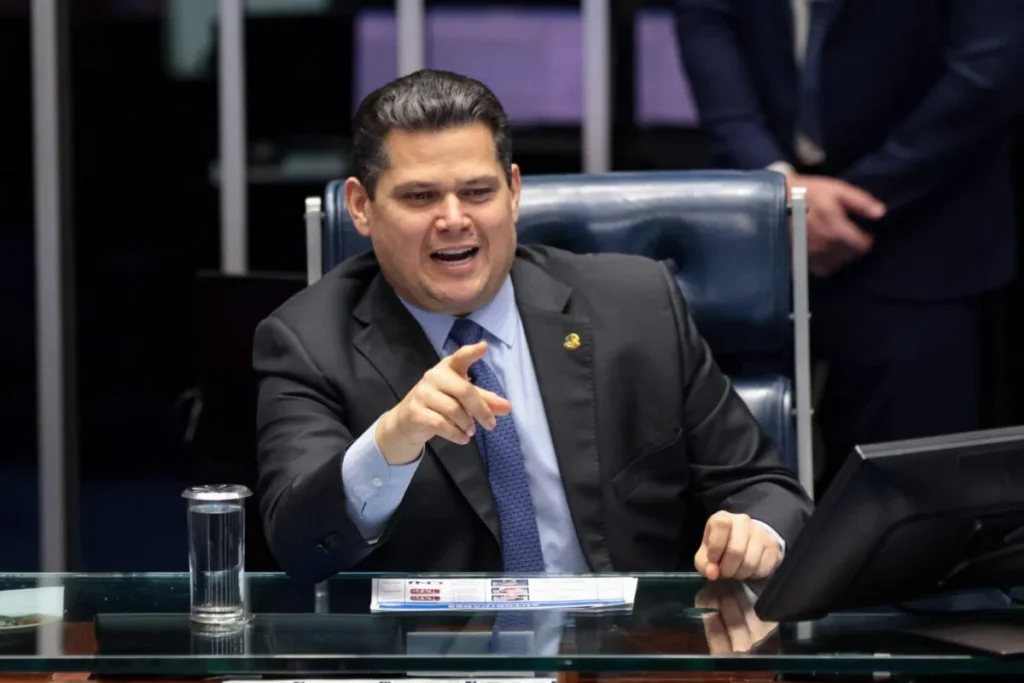 Alcolumbre assina despacho e avança com PEC do fim da escala 6×1