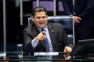 Alcolumbre assina despacho e avança com PEC do fim da escala 6×1