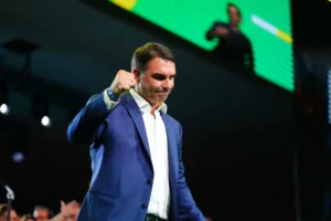 Flávio insiste com PP e Republicanos e aguarda posição do Podemos