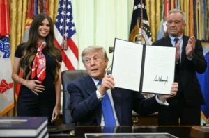 Trump assina ordem que reduz vacinas indicadas a crianças