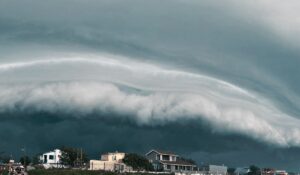 Chuva de 300 mm: frente fria e ciclone colocam 7 estados em alerta para tornados e microexplosões