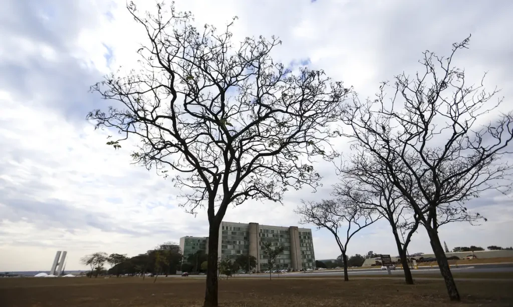 Grande parte do país tem temperaturas elevadas nesta terça-feira