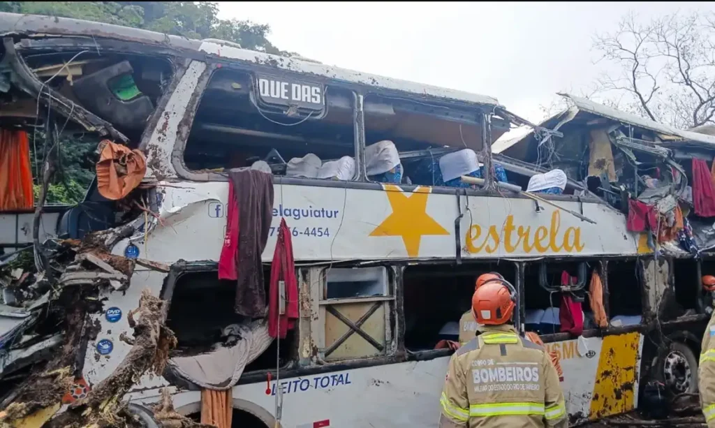 Luto no turismo: oito pessoas morrem em tombamento de ônibus em Petrópolis