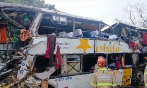 Luto no turismo: oito pessoas morrem em tombamento de ônibus em Petrópolis