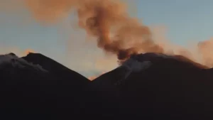 Erupção do vulcão Etna na Itália gera nuvem de cinzas e interrompe voos