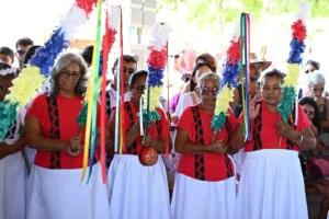 Entre fé, folia e tarubá, Sairé 2026 se despede com a Derrubada dos Mastros