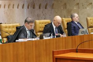 Sessão histórica do STF tem bate-boca e indefinição sobre futuro de Moraes