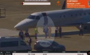 Flagrante: Vídeo registra Moraes e esposa descendo de jatinho de Vorcaro