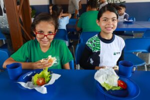 Hambúrguer e milk-shake nutritivos conquistam estudantes de Belém