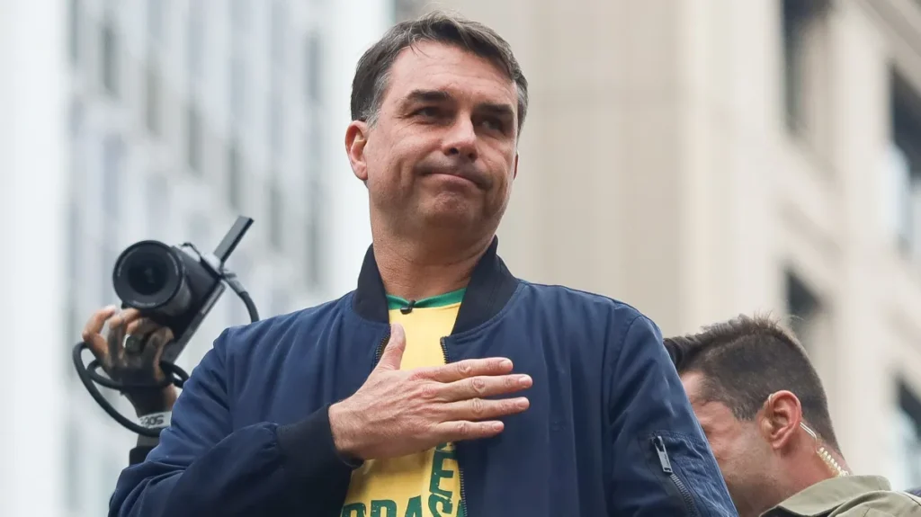 Flávio reage à foto de Gonet e Vorcaro: “Rindo da cara do povo sofrido”