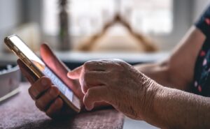 Tecnologia de ponta facilita rotina bancária de pessoas 60+