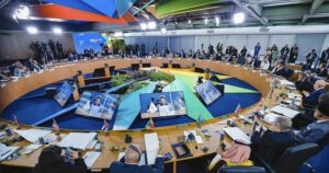 Brics condena tarifas e amplia uso de moedas locais