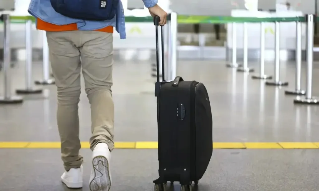 Fim das malas com rodinhas? Nova regra obriga turistas a mudar hábito
