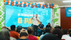Encontro vira comício e reúne centenas de pessoas com Keniston Braga
