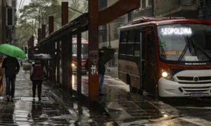 Tempo fica chuvoso em grande parte do país nesta segunda-feira