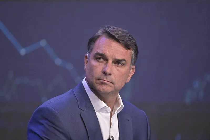 Flávio Bolsonaro descumpre prazo e não entrega passaportes à PF