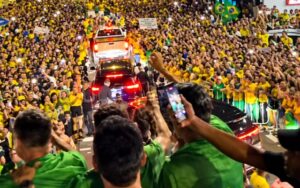 Ao lado de Nikolas, Flávio reúne multidão em Minas Gerais