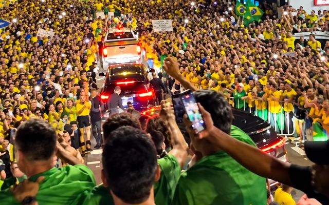 Ao lado de Nikolas, Flávio reúne multidão em Minas Gerais