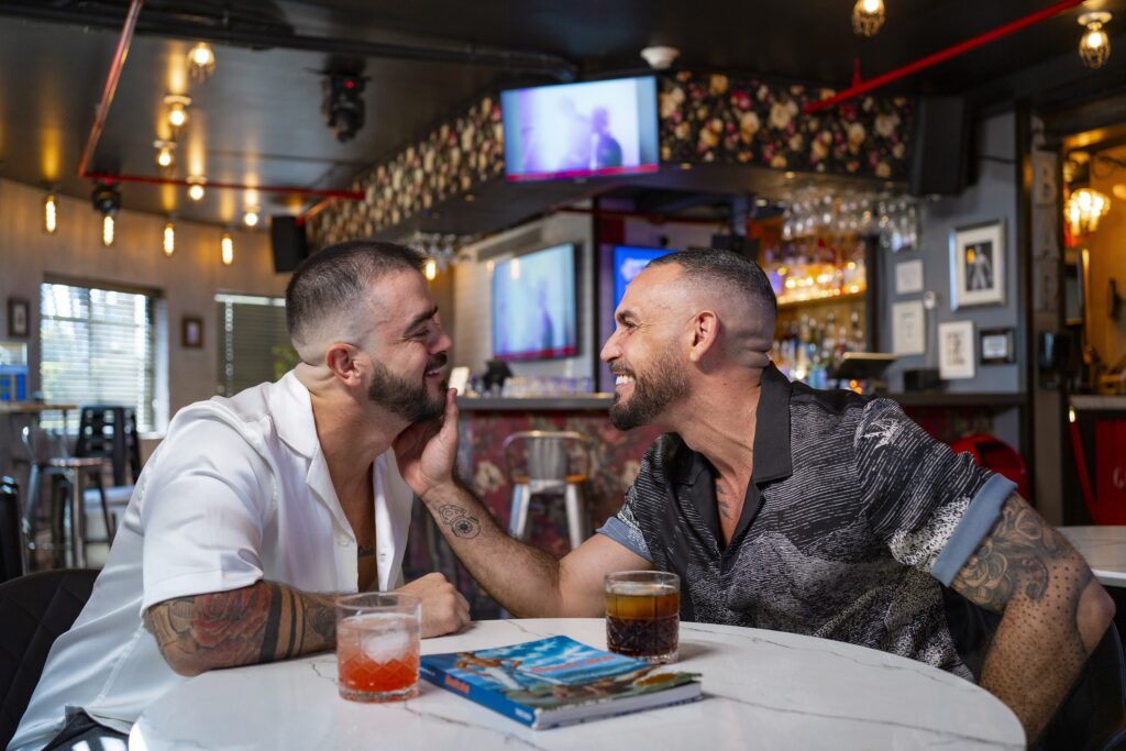 Turismo LGBT+ pode movimentar US$ 521 bilhões até 2031; acolhimento influencia escolha dos destinos