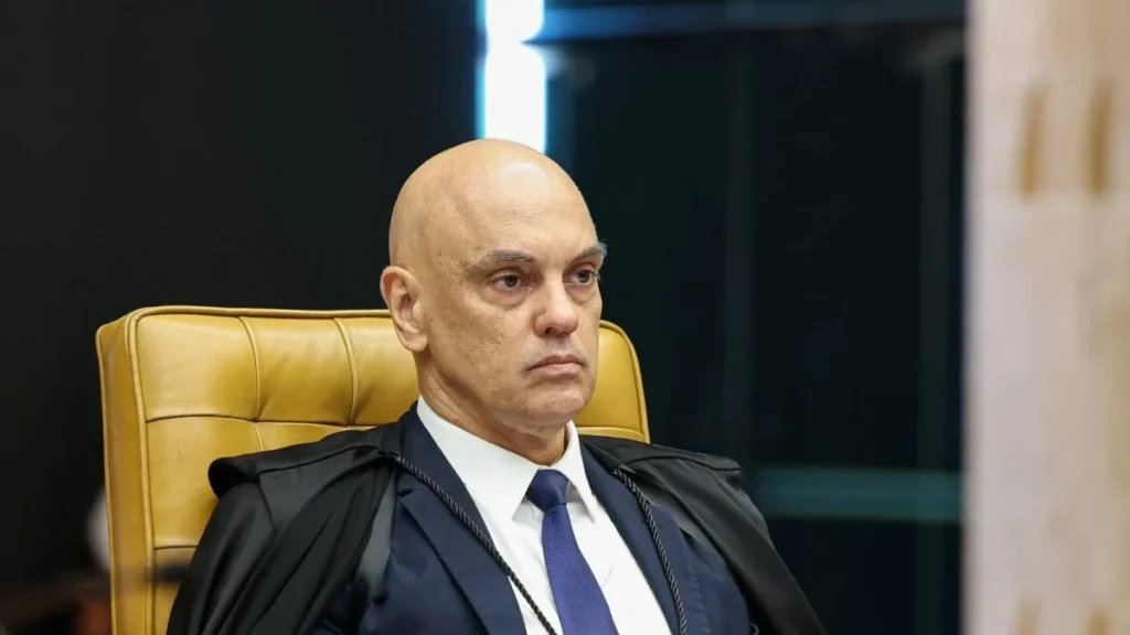 Moraes proíbe Flávio Bolsonaro de se comunicar com Willer Tomaz