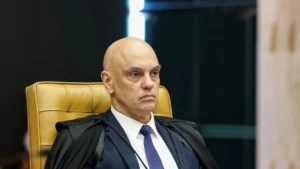 Moraes proíbe Flávio Bolsonaro de se comunicar com Willer Tomaz