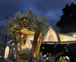 Noite de luz e fé: Nossa Senhora de Nazaré segue nos braços do povo até a Catedral neste sábado