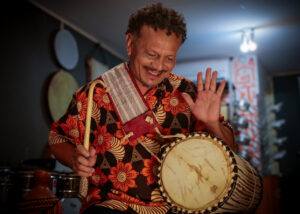Sesc promove oficina de percussão e sarau musical com Carlos Pial