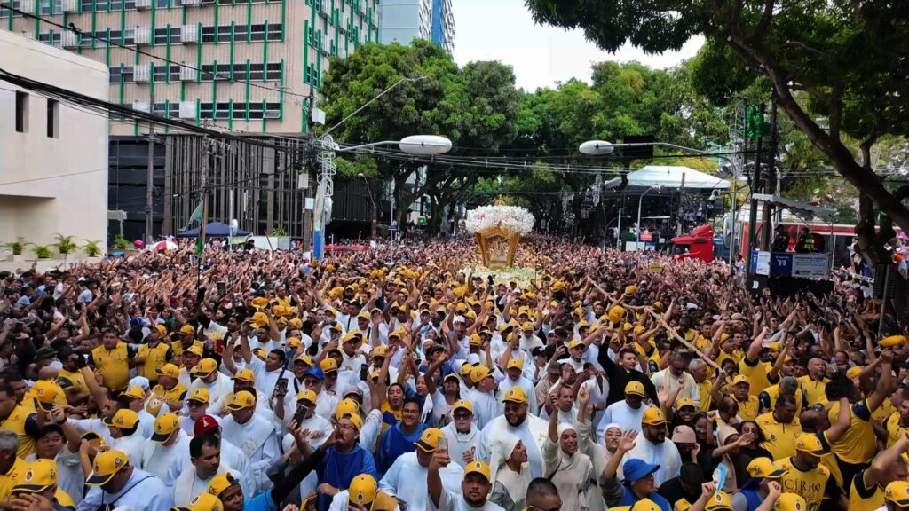 Belém para para o círio: multidão toma as ruas em uma das maiores manifestações de fé do mundo