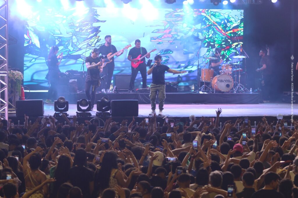 Thiago Brado leva canções de fé e esperança a Nossa Senhora de Nazaré na quinta noite do Círio Musical