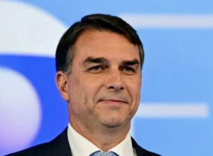 Como foi a saída de Flávio Bolsonaro do Brasil