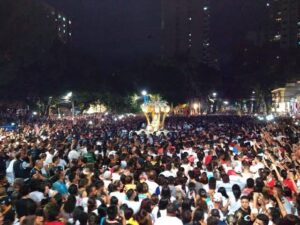 Corda rompe no início da Trasladação, romeiros disputam pedaços e multidão segue até a Catedral da Sé