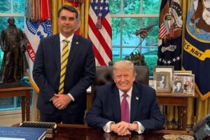 Trump vai conceder asilo a Flávio Bolsonaro nos EUA, dizem aliados