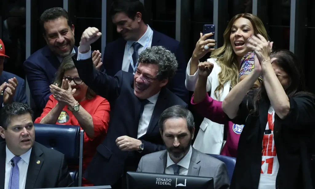 Senado aprova fim da escala 6×1 e redução da jornada de trabalho; decisão beneficia o governo Lula