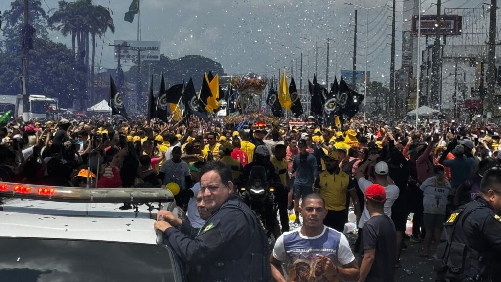 Virgem de Nazaré, com manto novo, percorre hoje mais de 50 km ao encontro de seus filhos