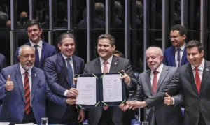 Congresso promulga emenda do fim da 6×1; escala 5×2 começa em 60 dias. Oposição não compareceu.